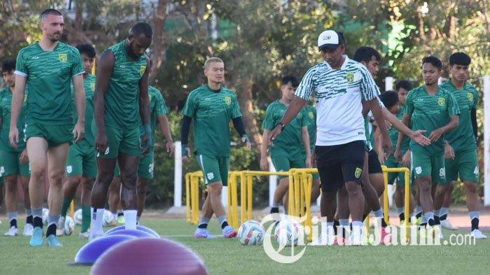 Pemain Persebaya Surabaya menjalani latihan jelang menghadapi PSS Sleman, Rabu (23/8/2023).