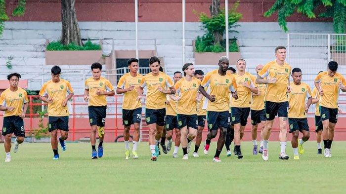 Pemain Persebaya Surabaya menjalani latihan 2025.