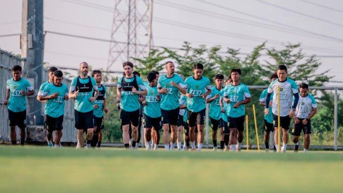 LATIHAN PERDANA - Pemain Persebaya Surabaya menjalani latihan perdana menatap musim 2025/2026 di Lapangan ABC Kompleks Stadion GBT Surabaya, Senin (23/6/2025) sore. Meski latihan perdana, latihan berlangsung hampir dua jam.