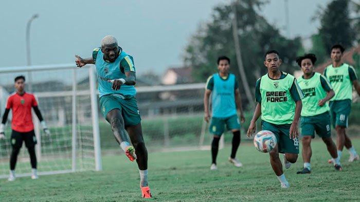 Pemain Persebaya Surabaya menjalani latihan tim dalam program pemusatan latihan di Yogyakarta mulai Selasa (16/7/2024).
