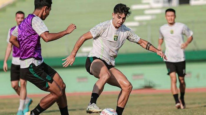 Pemain Persebaya Surabaya saat menjalani sesi latihan di Stadion Gelora Delta Sidoarjo, Rabu (25/10/2023).