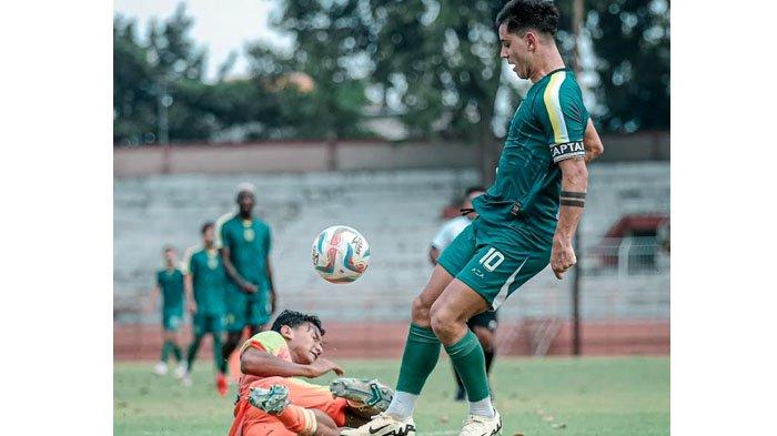 Pemain Persebaya Surabya, Bruno Moreira diadang pemain Rakha FC, di Stadion Gelora 10 Nopember, Surabaya dalam laga uji coba yang digelar pada Juni 2024. Laga berakhir dengan skor 6-0 untuk Persebaya.