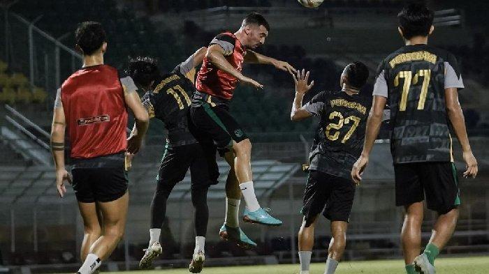 Pemain Persebaya berlatih di Stadion Gelora 10 Nopember, Surabaya. Persiapan menghadapi Arema FC, Rabu (27/3/2024) malam di Stadion Kapten I Wayan Dipta, Gianyar, Bali.