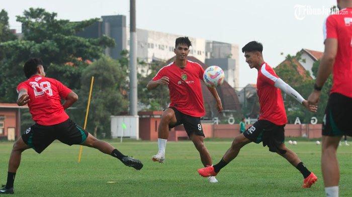 Pemain Persebaya menjalani latihan di Lapangan Thor, Surabaya. Persiapan jelang menyambangi kandang Madura United, Senin (2/12/2024) mendatang di Stadion Gelora Bangkalan.