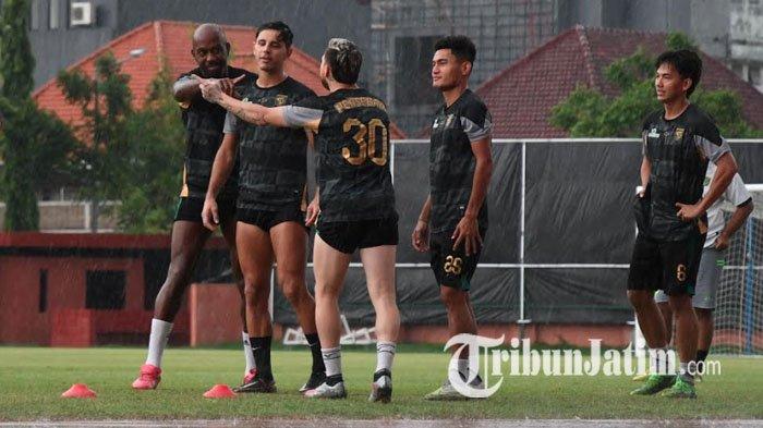 Pemain Persebaya Surabaya menjalani latihan di bawah komando Paul Munster dalam suasana hujan di Lapangan Thor Surabaya, Selasa (9/1/2024).