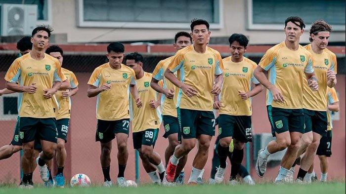 Pemain Persebaya menjalani latihan jelang menjamu Malut United di Stadion GBT, Jumat (17/1/2025) sore.