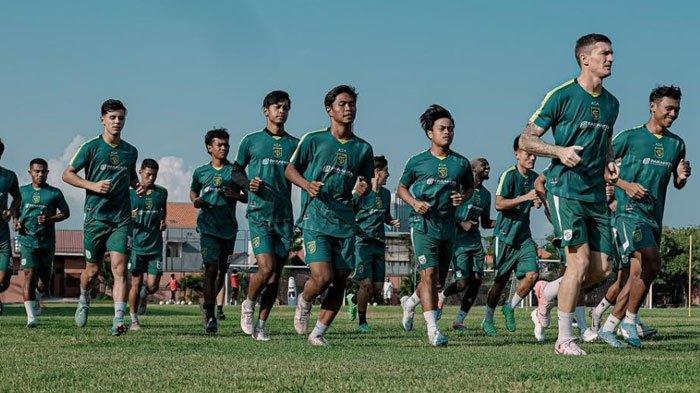 Pemain Persebaya menjalani latihan, persiapan menghadapi PSIS Semarang, Sabtu (2/11/2024) mendatang di Stadion Kapten I Wayan Dipta, Gianyar, Bali.