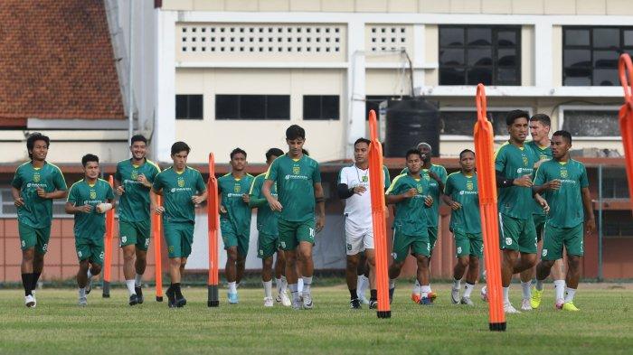 Pemain Persebaya menjalani latihan tim di Lapangan Thor, Surabaya. Persiapan jelang menghadapi Persib Bandung.