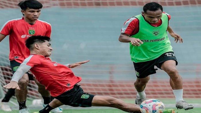 Pemain Persebaya menjalani latihan tim, persiapan jelang menjamu Persik Kediri di Stadion Gelora Bung Tomo (GBT). Rabu (11/12/2024) sore.