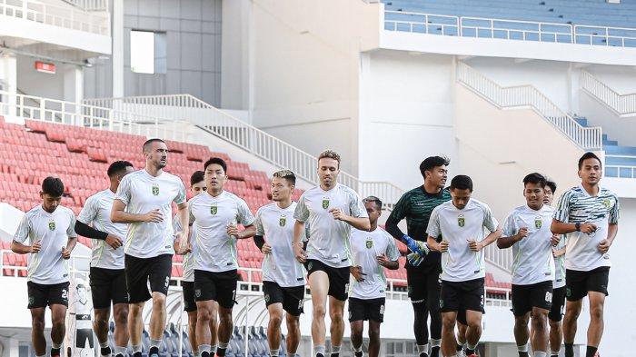 Ingin amankan tiga poin di kandang dan jaga kesucian GBT, pelatih Persebaya meminta pemain melupakan kesedihan: Bangkit. 