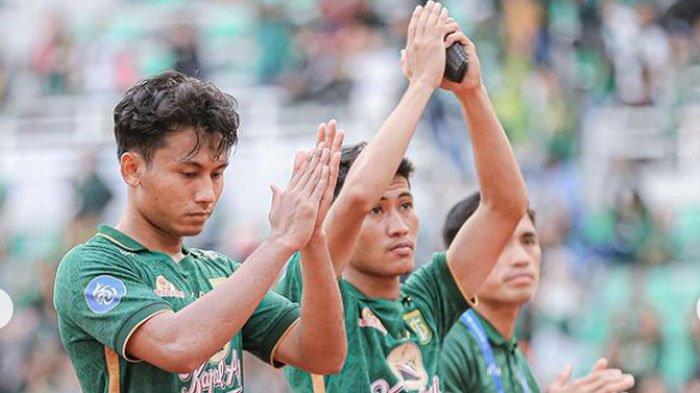 Pemain Persebaya usai hasil imbang 2-2 laga Persebaya vs Rans Nusantara FC di Stadion Gelora Bung Tomo (GBT) Surabaya, Minggu (23/7/2023) sore.