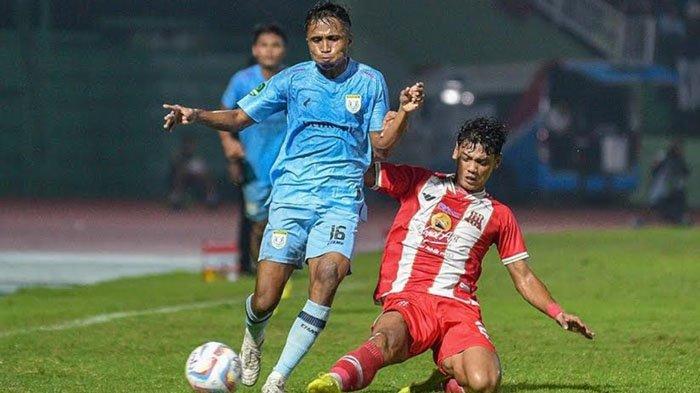 Pemain Persela Lamongan, Ridwan Tawainella, berduel dengan pemain Deltras FC di Stadion Gelora Delta, Sidoarjo, Kamis (18/1/2024) malam. Laga berakhir 1-0 untuk kemenangan Deltras FC.