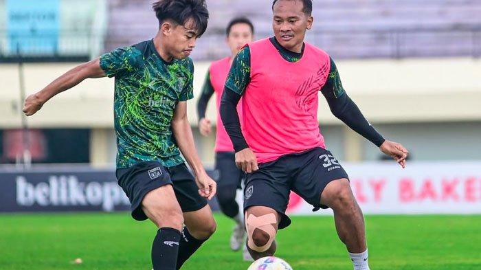 LATIHAN - Pemain Persela Lamongan menjalani latihan di Stadion Tuban Sport Center, Senin (17/2/2025). Latihan tersebut sebagai persiapan hadapi Persijap Jepara di laga pamungkas babak 8 besar Liga 2 2024/2025.