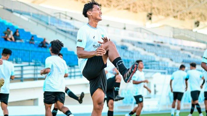 LATIHAN PERDANA - Pemain Persela Lamongan menjalani latihan perdana menyambut musim Liga 2 2024/2025. Latihan ini berlangsung di Stadion Surajaya Lamongan, Selasa (1/7/2025) sore.