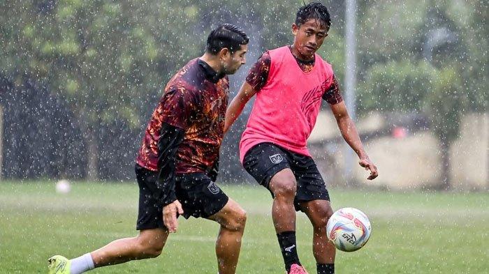 Pemain Persela Lamongan menjalani latihan untuk persiapan menyambut babak 8 besar Liga 2 2024/2025.