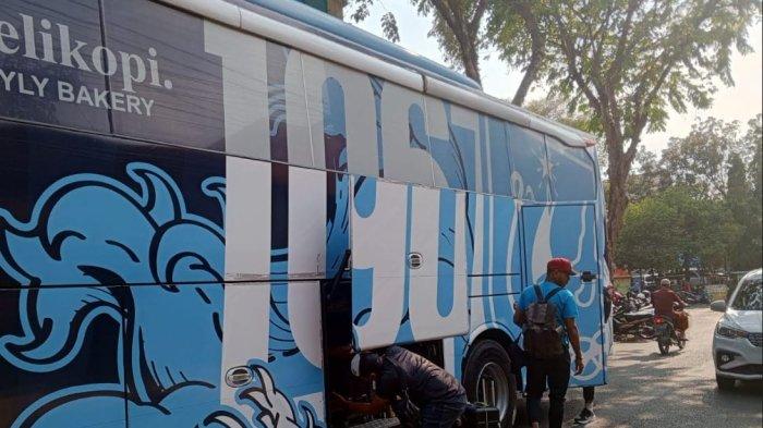 Pemain Persela berangkat menuju Papua untuk melakoni dua laga ke markas Persewar Waropen dan Persipura Jayapura, Rabu (18/9/2024).