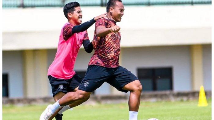 Pemain Persela menjalani latihan tim, persiapan terakhir jelang menghadapi Persipal Palu di Stadion Tuban Sport Center, Minggu (5/1/2025) besok sore.
