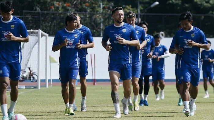 Pemain Persib Bandung menjalani latihan tim, dalam persiapan menghadapi Persebaya Surabaya di Stadion Si Jalak Harupat, Kabupaten Bandung, Jumat (18/10/2024) mendatang.