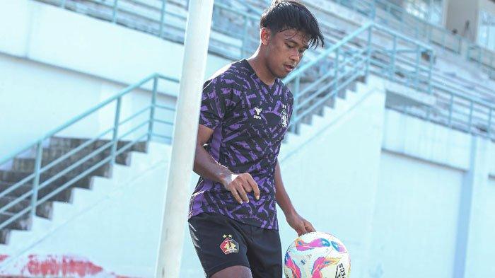 LATIHAN - Pemain Persik Kediri, Supriadi saat menjalani sesi latihan tim di Stadion Gelora Daha Jayati Kediri. Ia siap kembali bergabung bersama skuad Macan Putih usai cedera panjang, Rabu (30/7/2025).