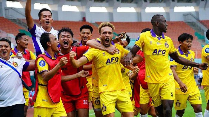 Pemain Persik Kediri merayakan kemenangan lawan Dewa United di laga Dewa United vs Persik Kediri pada lanjutan Liga 1 2024/2025 di Stadion Pakansari Bogor, Kamis (17/10/2024).