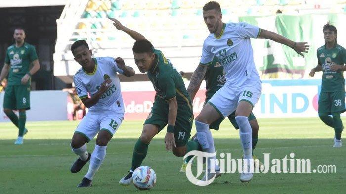 Pemain Persikabo mengepung pemain Persebaya, Sho Yamamoto pada Persebaya vs Persikabo 1973 di Stadion Gelora Bung Tomo (GBT) Surabaya, Jumat (4/8/2023) sore.