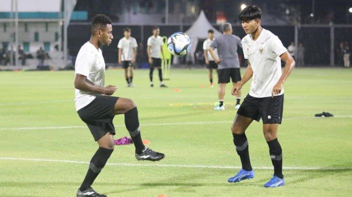 Pemain Timnas Indonesia U-17 sedang berlatih di Stadion Gelora 10 Nopember Surabaya, Kamis (9/11/2023) malam.