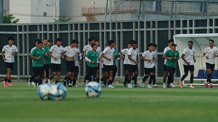 Pemain Timnas Panama U-17 sedang berlatih jelang menghadapi Timnas Indonesia U-17 di Stadion Gelora Bung Tomo (GBT) Surabaya, Senin (13/11/2023).