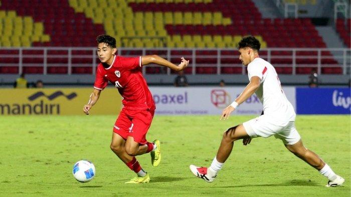 Pemain Timnas U-20 Indonesia, Welber Jardim, menguasai bola melewati hadangan pemain Jordan U-20, di Stadion Gelora Delta (GDS) Sidoarjo, Jumat (24/1/2025) malam.