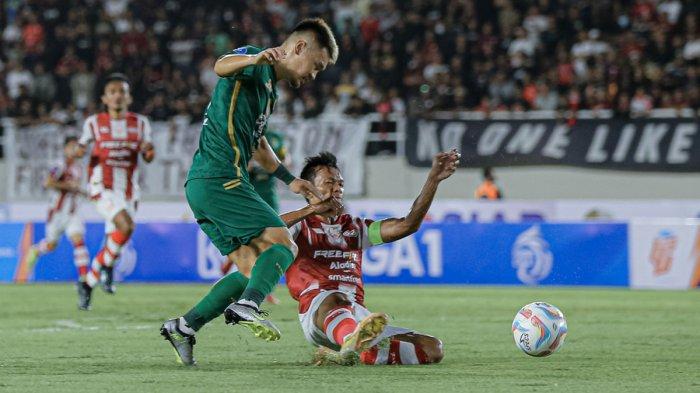 Pemain asing Persebaya, Sho Yamamoto mendapat pengawalan ketat oleh pemain Persis Solo Eky Taufik.
