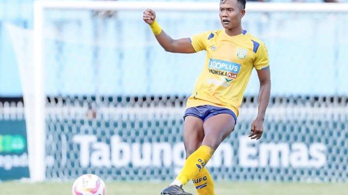GRESIK UNITED - Pemain belakang Gresik United musim lalu, Joko Supriyanto saat bermain di Stadion Gelora Joko Samudro.