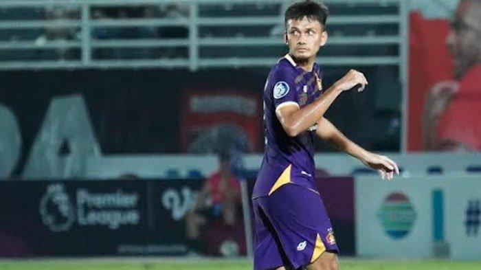 Pemain belakang Persik Kediri, Al Hamra Hehanusa dipastikan tak bisa membela skuad Macan Putih di laga pekan ke-25 Persis Solo vs Persik Kediri di Stasion Manahan Solo, Sabtu (24/2/2024).