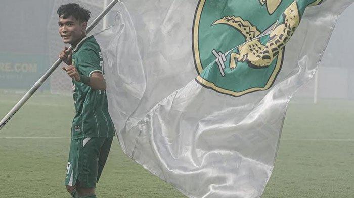 Pemain muda Persebaya Surabaya, Brylian Aldama dirundung netizen di media sosial, karena penampilannya saat laga melawa PSIS Semarang, Senin (17/7/2023).