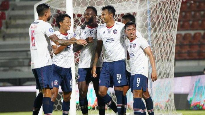 Pemain-pemain Arema FC merayakan gol ke gawang Persis Solo dalam laga pekan ke-22 Liga 1 2023-2024 di Stadion Kapten I Wayan Dipta, Gianyar, Bali, Sabtu (9/12/2023). Laga Arema FC vs Persis berkesudahan dengan skor 3-1.