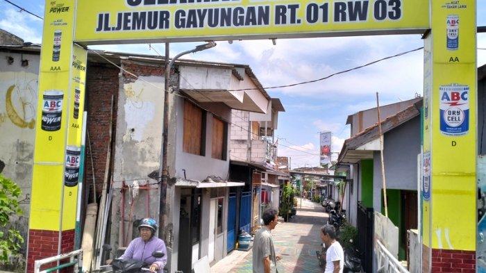 Pembebesan Lahan - Warga Bundaran Dolog,  di Kampung Jemur Gayungan, Kelurahan Gayungan, Kecamatan Gayungan, Kota Surabaya, saat melintas di pintu masuk kampung, Kamis (18/4/2024).