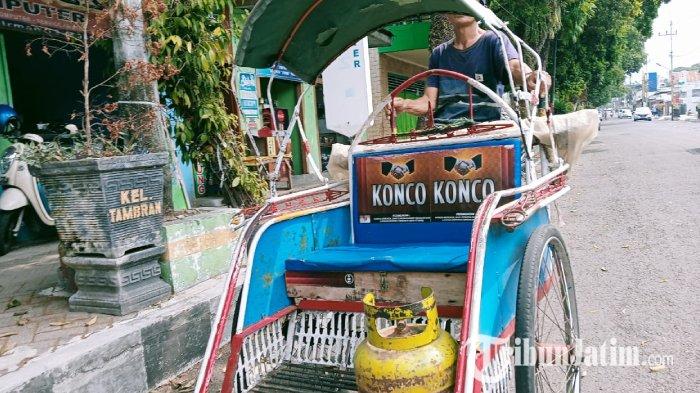 Pembeli tabung gas LPG 3 kilogram yang mengeluhkan habisnya stok Elpiji di kios, Kelurahan Tambran, Kecamatan Magetan, Kamis (27/7/2023).