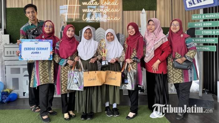 Pemenang lomba cerdas cermat Putri Rafifatu Rifda dan Nabila Aisar Anjali Hariono bersama kepala sekolah dan guru UPT SDN 11 Gresik di Kantor Tribun Jatim Network - Harian Surya