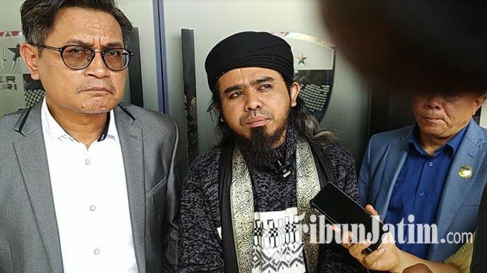 Pemimpin Padepokan Nur Dzat Sejati, Gus Samsudin tiba di depan Gedung Ditreskrimsus Mapolda Jatim, Jumat (12/8/2022) sekitar pukul 10.24 WIB. 
