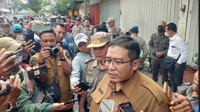 Pemkab Jombang saat Melakukan Penyegelan Ruko di Kawasan Ruko Simpang Tiga Jombang, Senin (19/8/2024)