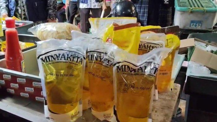 MINYAKITA - Kepala Dinas Koperasi, UMKM, dan Perdagangan (Diskopumdag) Kabupaten Tuban, Agus Wijaya telah melakukan survei takaran minyakita, dari hasil surve takaran ditemukan beberpa minyak tak sesuai takaran, Selasa (11/3/2025). Dengan maraknya minyak tak sesuai takaran, Agus menghimbau agar masyarakat lebih cermat.