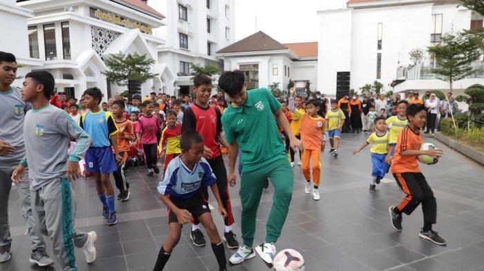 Pemkot Surabaya menggelar coaching clinic bersama pemain Persebaya Surabaya di Alun-Alun Surabaya sebagai persiapan menyambut Piala Dunia U-20.
