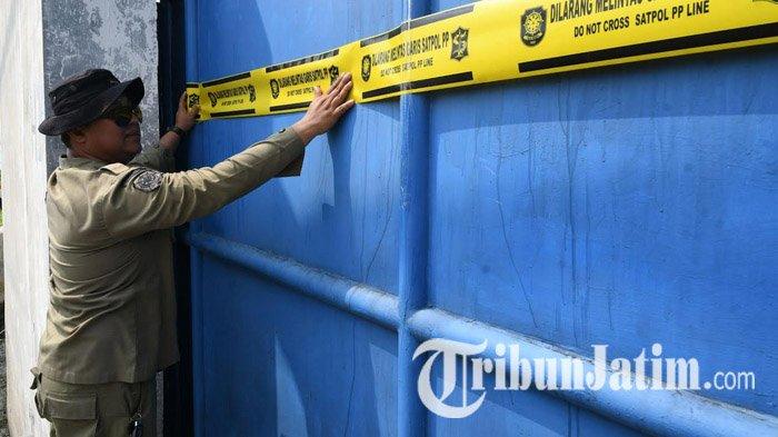 SENTOSO SEAL DISEGEL - Pemkot Surabaya menyegel gudang Sentoso Seal yang berada di Pergudangan Margomulyo Suri Mulia Permai blok H-14, Surabaya, Selasa (22/4/2025). Penyegelan ini menindaklanjuti hasil pengecekan perizinan UD Sentoso Seal oleh jajaran terkait. Berdasarkan izin kelengkapan gudang, Sentoso Seal hanya memiliki Surat Keterangan Rencana Kota (SKRK) tahun 2012 dan Izin Mendirikan Bangunan (IMB) tahun 2013.
