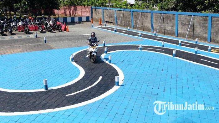 Pemohon SIM C berkendara di lintasan terbaru ujian praktik SIM C Satlantas Polres Jember