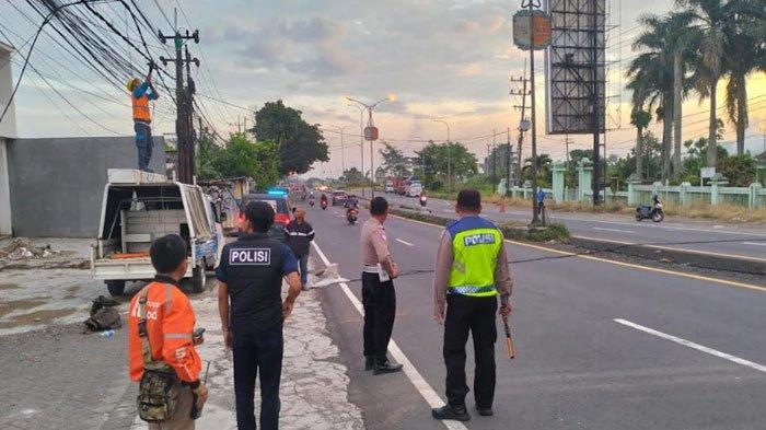 PEMOTOR TERJERAT KABEL: Pihak kepolisian Polres Malang melakukan olah TKP kecelakaan tunggal di Jalan Raya Dr. Cipto, Desa Bedali, Kecamatan Lawang, Kabupaten Malang, Jawa Timur, pada Selasa (4/2/2025). Pemotor tewas diduga usai terjerat kabel listrik yang melintang di jalan.
