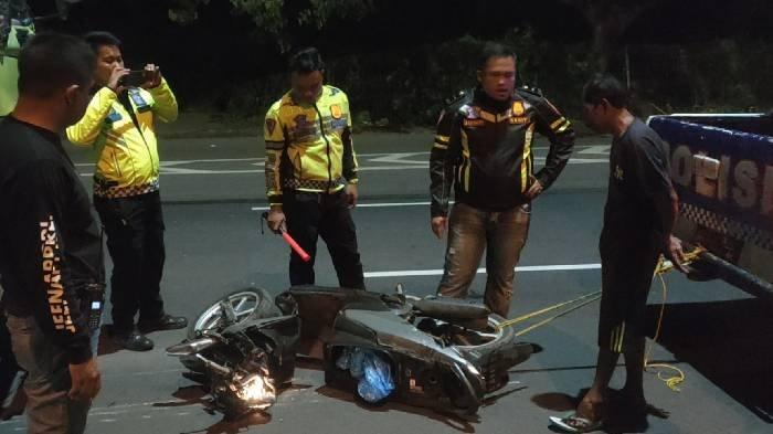 Kondisi  motor Honda Beat warna hitam bernopol L 6448 BK usai ditarik dari kolong depan truk tronton dalam peristiwa laka lantas di depan pintu masuk Jembatan Suramadu sisi Madura, Desa Sukolilo Barat, Kecamatan Labang, Kamis (5/12/2024)