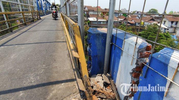 Pemotor melintas di jembatan Pelor Kota Malang jalur penghubung alternatif antara Kelurahan Samaan dan Kelurahan Oro Oro Dowo pada Kamis (28/9/2023). Diketahui, jembatan tersebut mengalami keretakan tepatnya di bagian sisi selatan, membuat pengendara yang melintas dan warga khawatir.