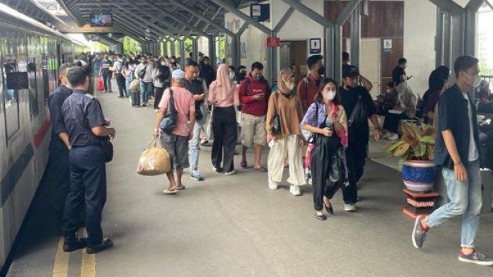 Pemudik saat tiba di Stasiun Gubeng Surabaya. Senin (1/5/23).