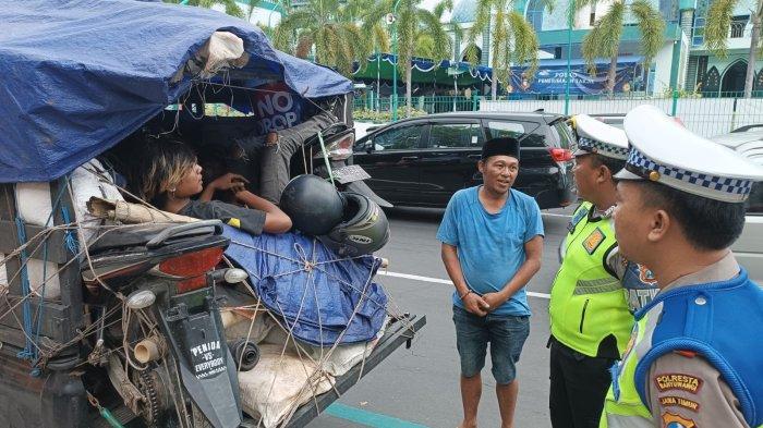Mobil Pikap di Banyuwangi Ditilang Polisi, Berisikan 3 Orang dan 2 Motor untuk Mudik, Ditutup Terpal