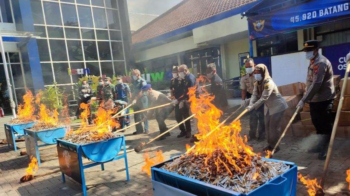 Rokok dan Miras Ilegal Senilai Rp237 Juta Dimusnahkan Bea Cukai Banyuwangi