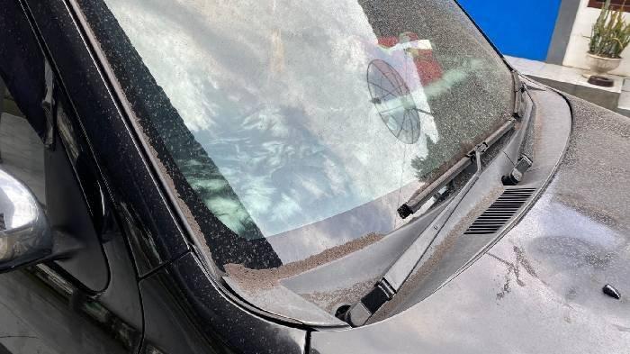 Penampakan Abu Vulkanik Gunung Raung yang memenuhi kaca mobil dinas Camat Sumber Wringin Bondowoso