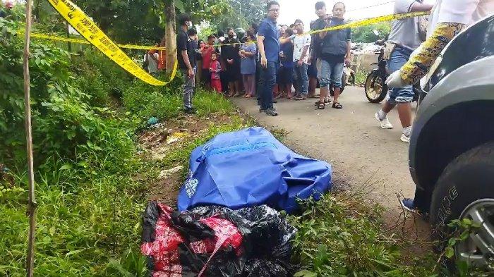 Penampakan paket yang berisi koper muat berbagai benda mencurigakan di selokan Desa Dadapan, Kecamatan Kendal, Kabupaten Ngawi, Kamis (23/1/2025) sekira pukul 09.00 WIB.